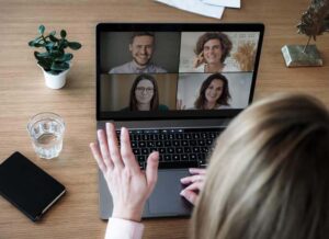 Read more about the article Naviguer dans la nouvelle norme : l’embauche stratégique dans un milieu de travail en évolution